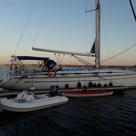 Sunny Yachting ספינת מלון *